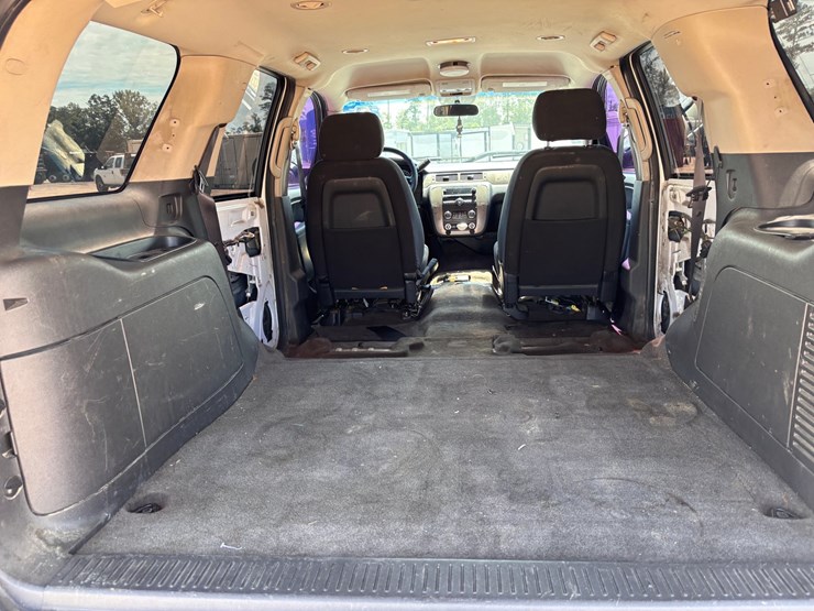 2011-chevrolet-tahoe-image-5