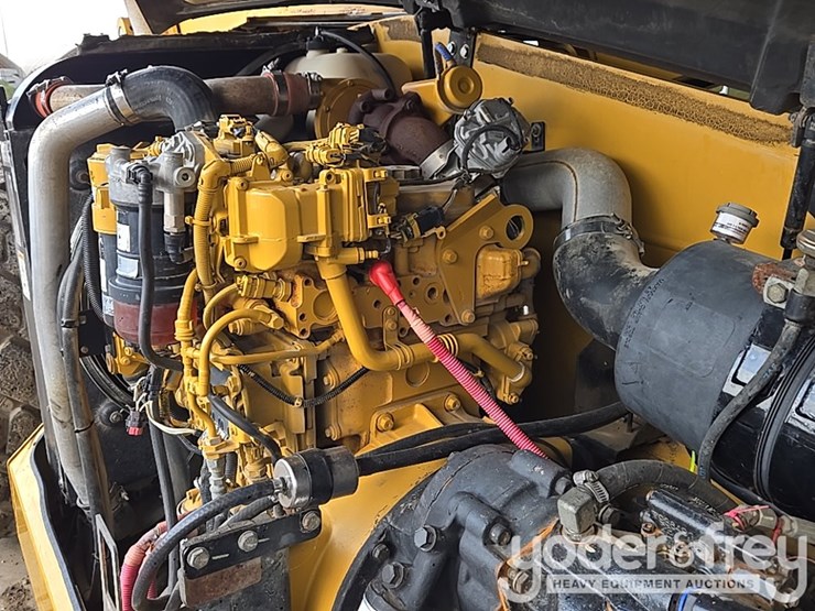 2015-caterpillar-tl1055d-image-42