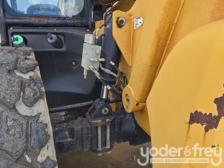 2015-caterpillar-tl1055d-image-29