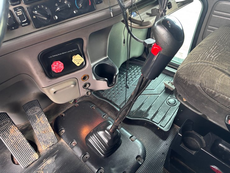 2010-peterbilt-386-image-16