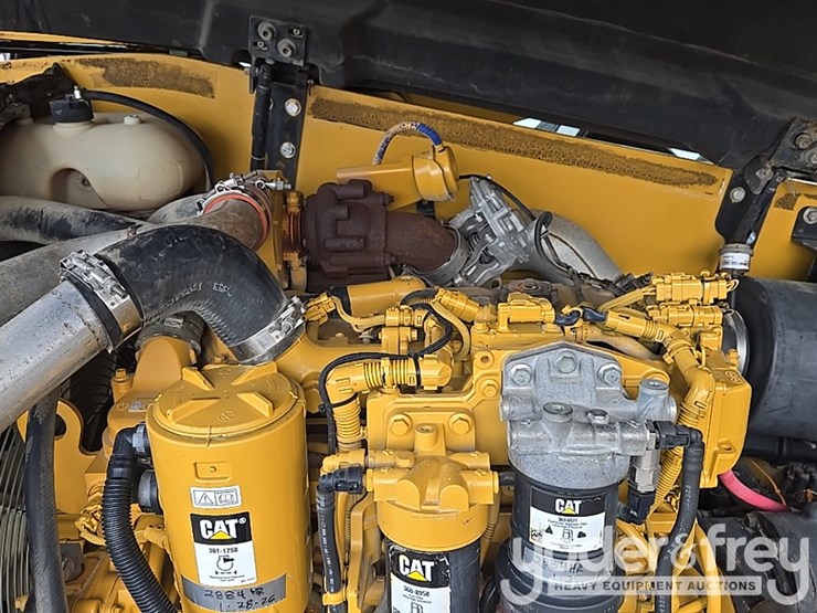2015-caterpillar-tl1055d-image-41