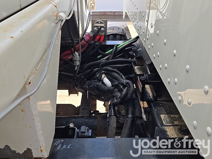 2012-peterbilt-348-image-15