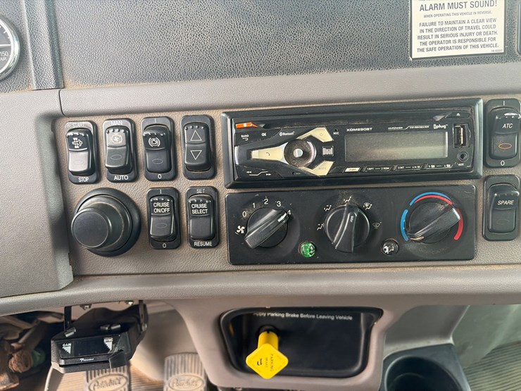 2011-peterbilt-367-image-30