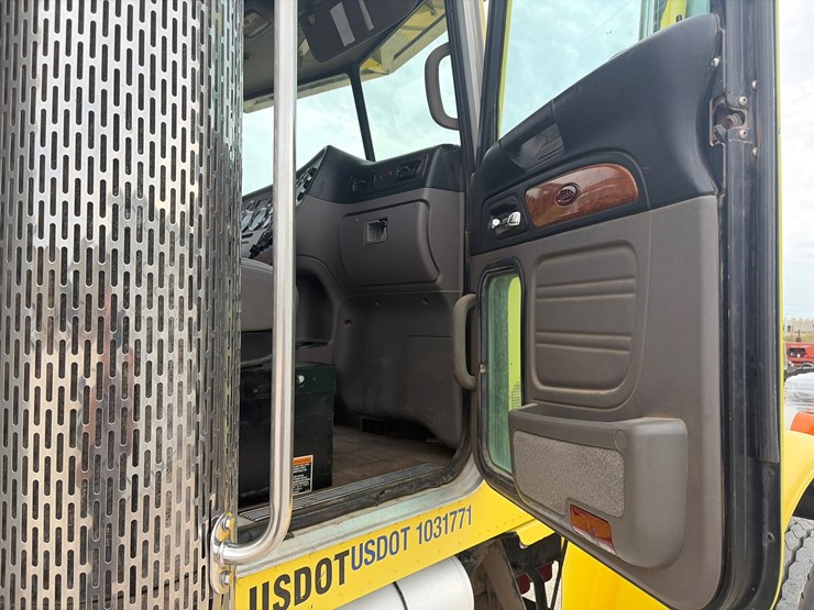 2011-peterbilt-367-image-36