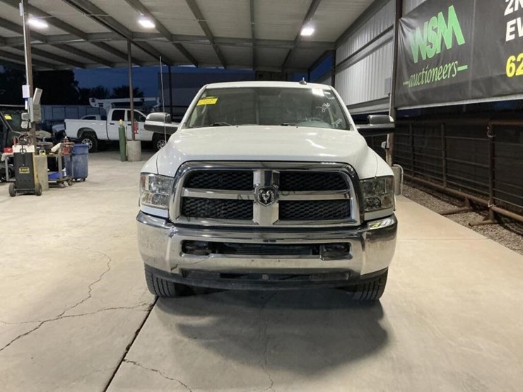 2016-dodge-3500-image-3