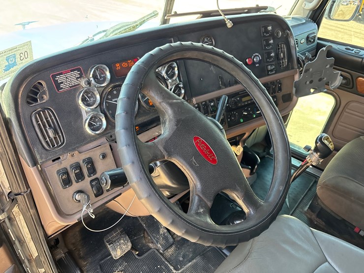 2010-peterbilt-386-image-10