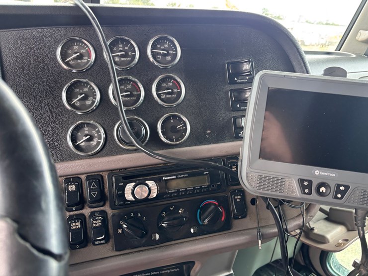 2010-peterbilt-386-image-17