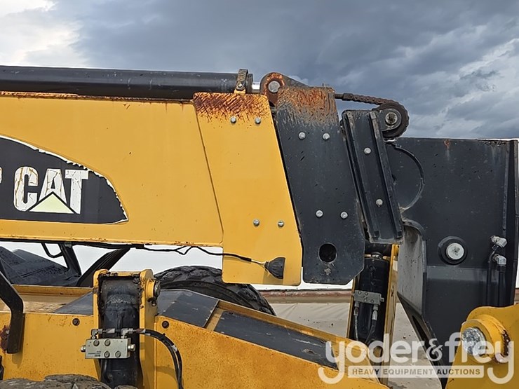 2015-caterpillar-tl1055d-image-24