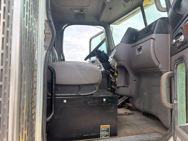 2011-peterbilt-367-image-37