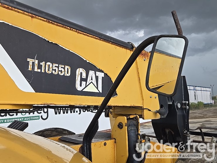 2015-caterpillar-tl1055d-image-47