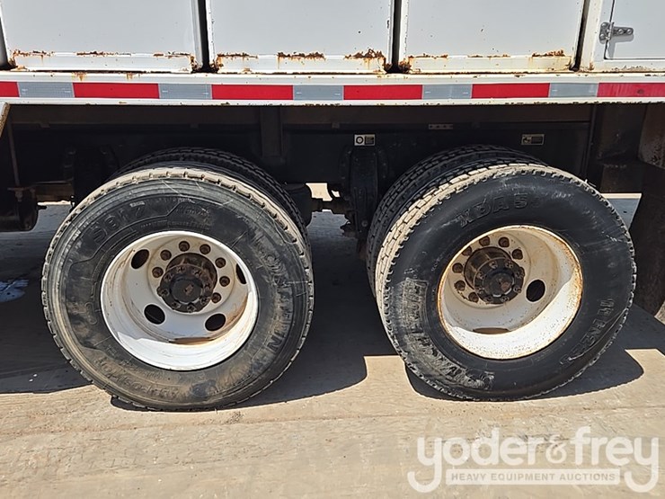 2012-peterbilt-348-image-10