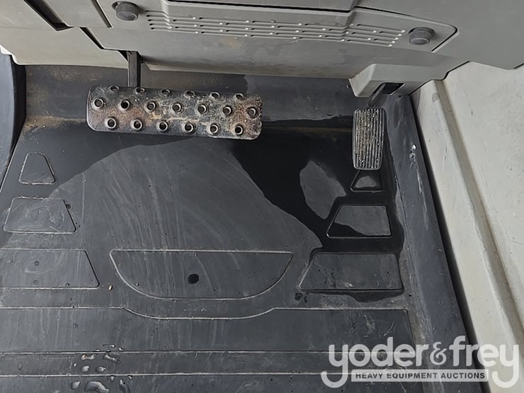 2015-caterpillar-tl1055d-image-51