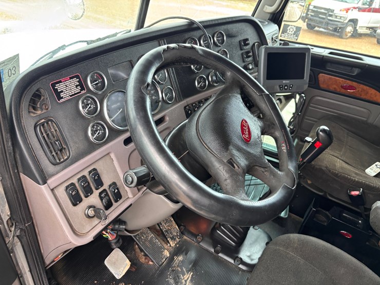 2010-peterbilt-386-image-15