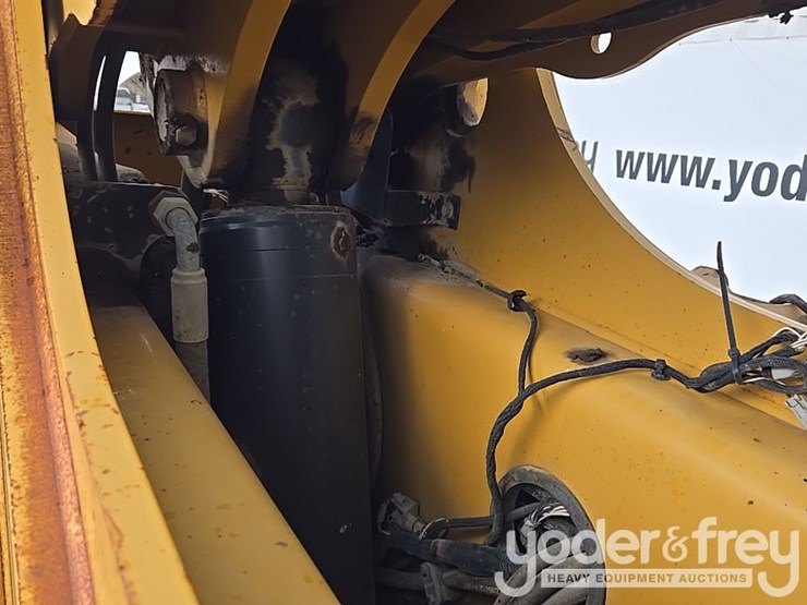 2015-caterpillar-tl1055d-image-33