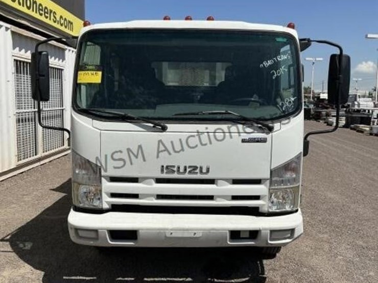 2015-isuzu-npr-image-3