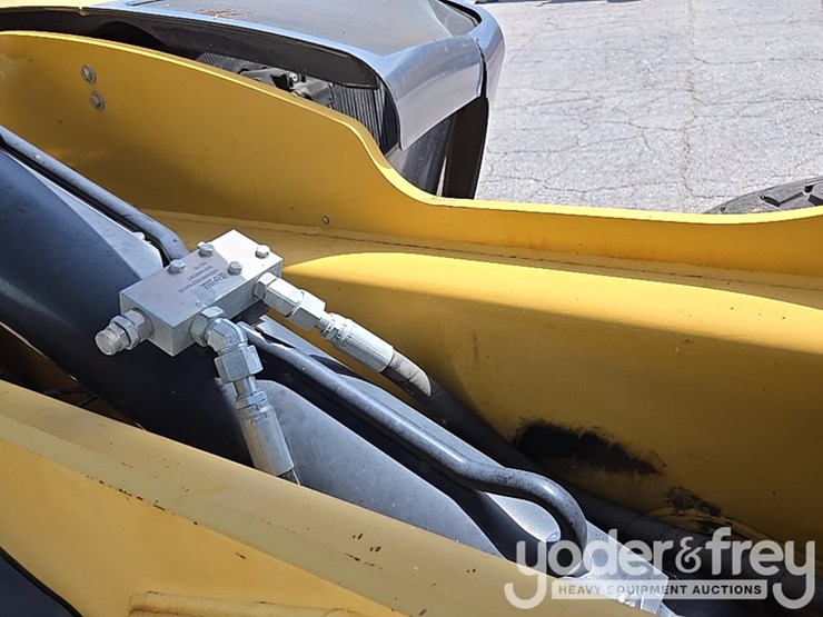 2016-caterpillar-tl943d-image-32