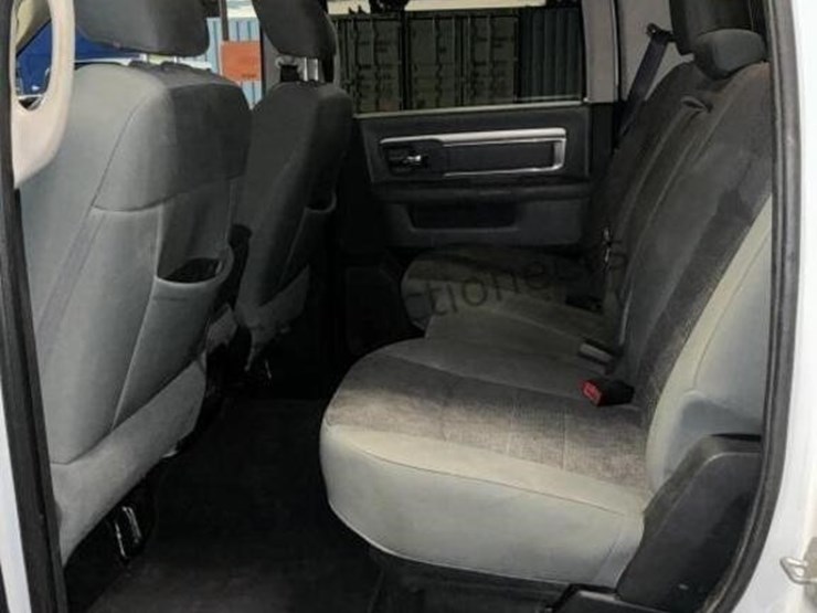 2016-dodge-3500-image-24