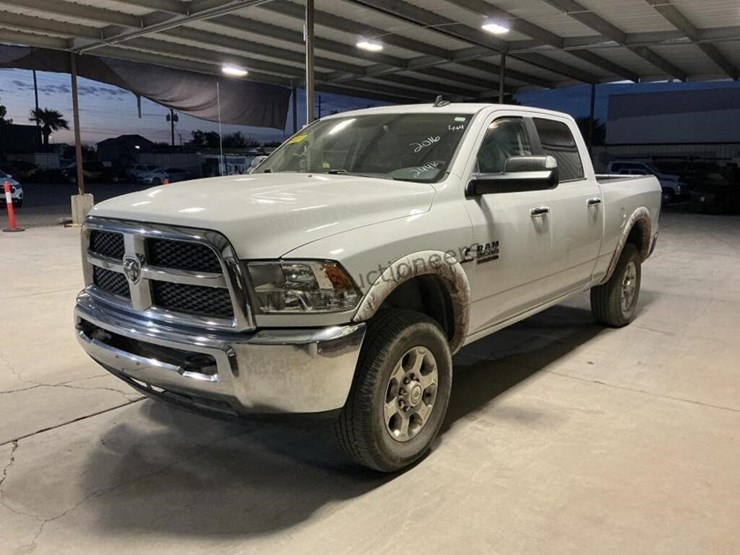 2016-dodge-3500-image-4