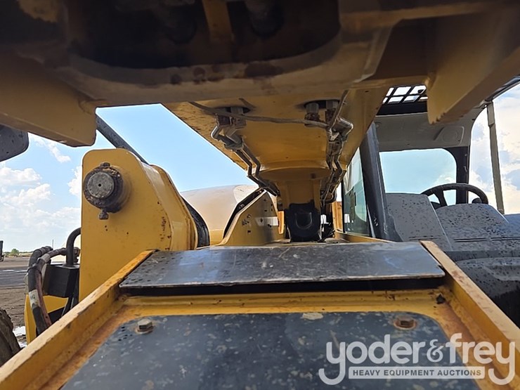 2015-caterpillar-tl1055d-image-17