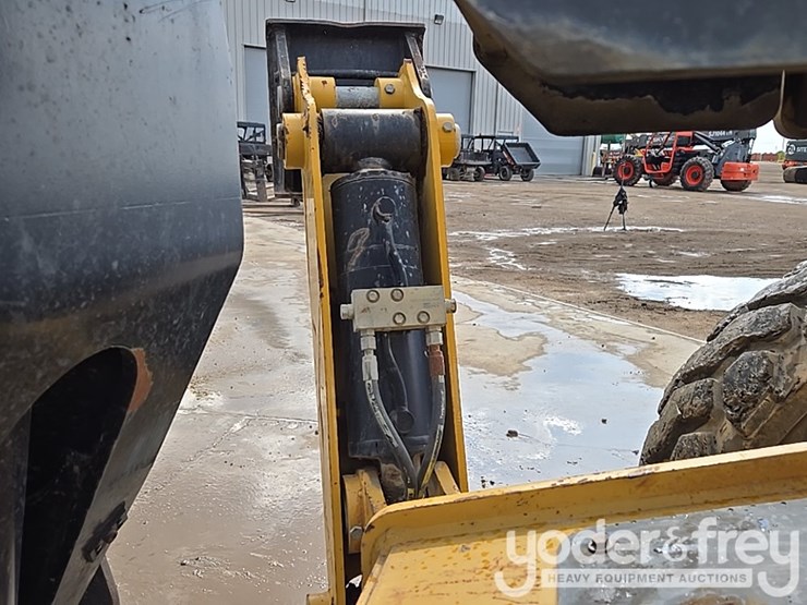 2015-caterpillar-tl1055d-image-21