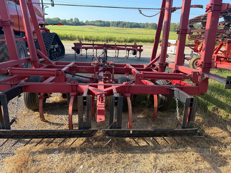 36-shank-sunflower-chisel-plow-image-7