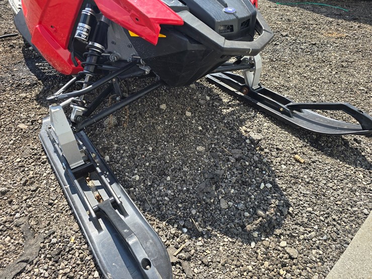 #697-•-polaris-switchback-snow-mobile-image-8