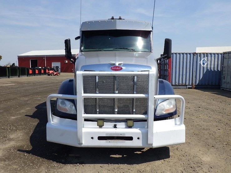2015-peterbilt-579-image-2