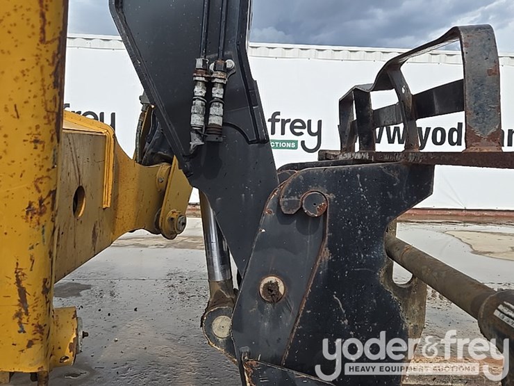 2015-caterpillar-tl1055d-image-23