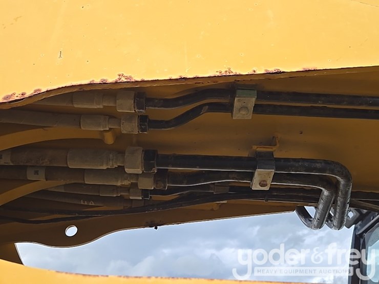 2015-caterpillar-tl1055d-image-32