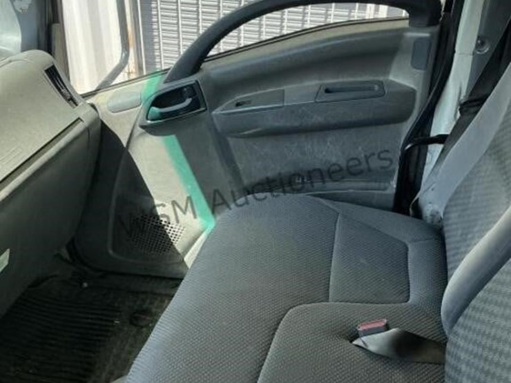 2015-isuzu-npr-image-21