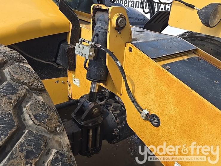 2015-caterpillar-tl1055d-image-25