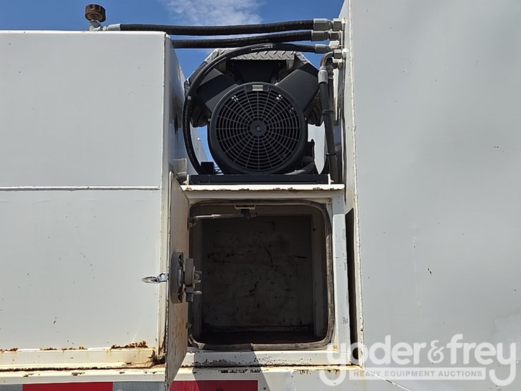 2012-peterbilt-348-image-26
