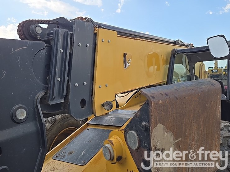 2015-caterpillar-tl1055d-image-16