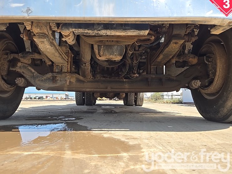 2012-peterbilt-348-image-13