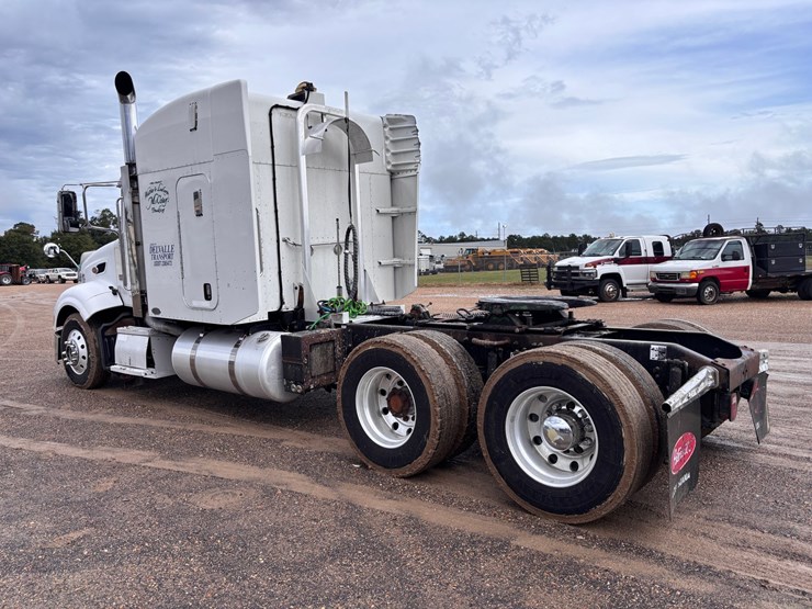 2010-peterbilt-386-image-3
