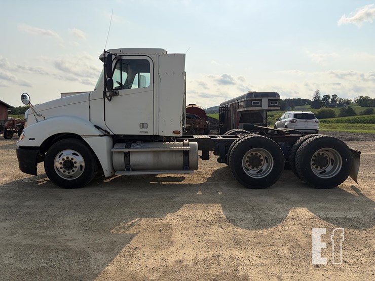 2002-freightliner-columbia-120-image-2