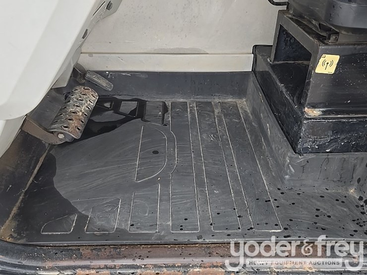 2015-caterpillar-tl1055d-image-50