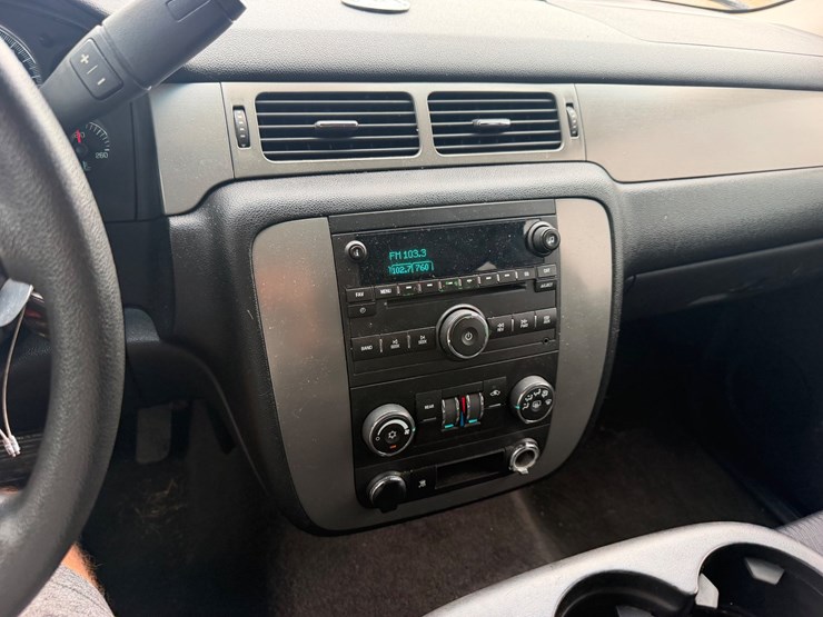 2011-chevrolet-tahoe-image-14