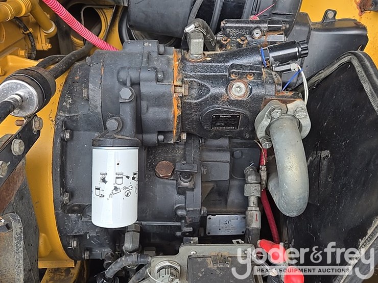 2015-caterpillar-tl1055d-image-44