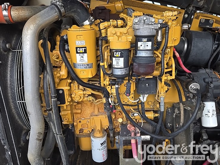2015-caterpillar-tl1055d-image-40