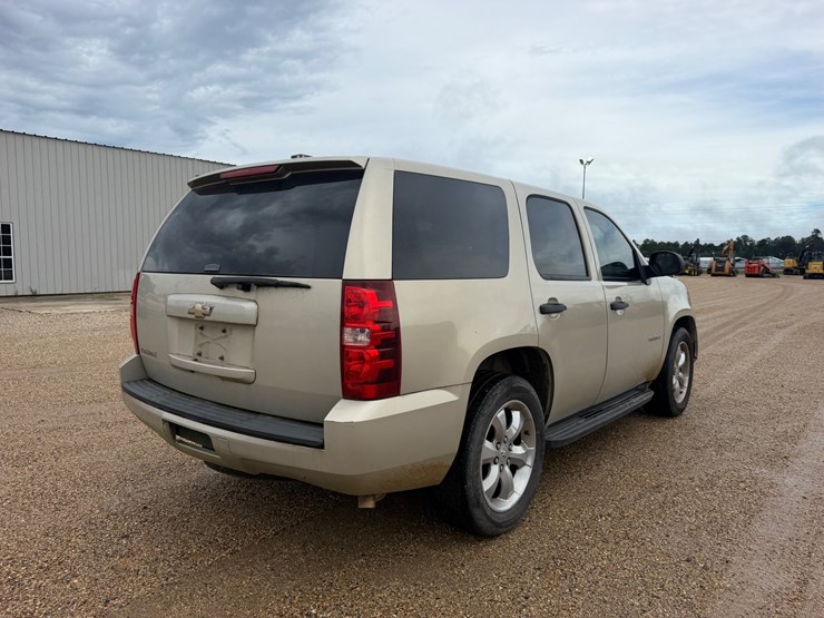2011-chevrolet-tahoe-image-3