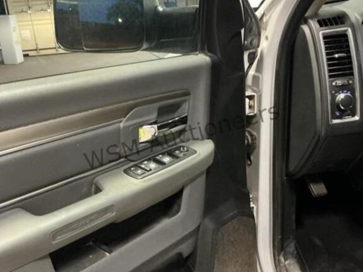2016-dodge-3500-image-23