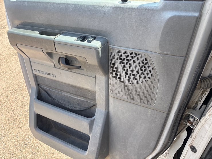 2011-ford-e350-image-11