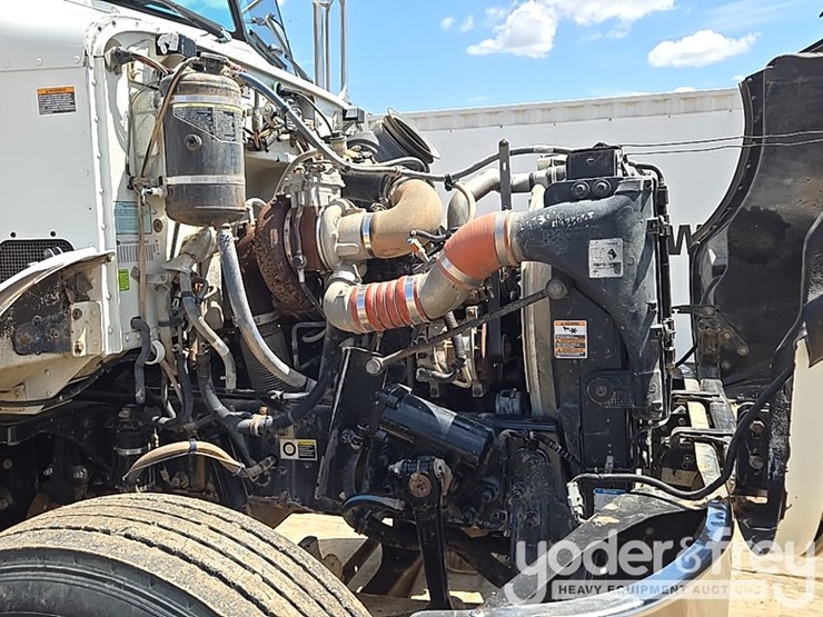 2012-peterbilt-348-image-62
