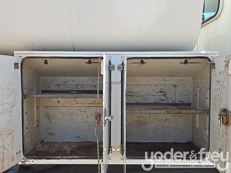 2012-peterbilt-348-image-28