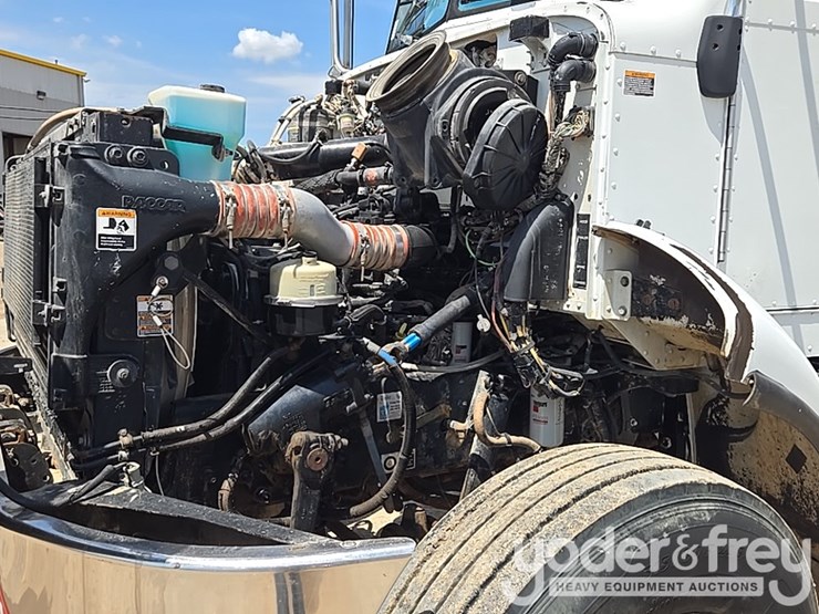 2012-peterbilt-348-image-56
