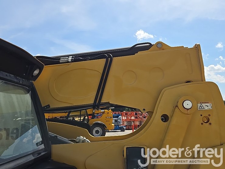 2016-caterpillar-tl943d-image-18