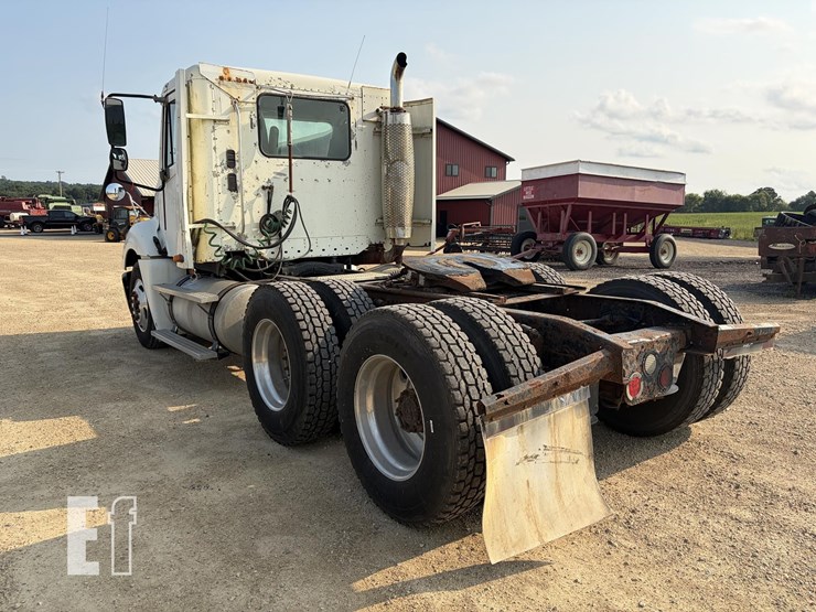 2002-freightliner-columbia-120-image-3