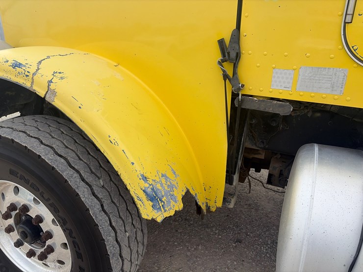 2011-peterbilt-367-image-17