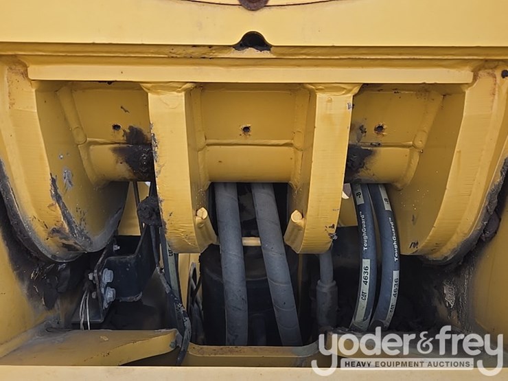 2015-caterpillar-tl1055d-image-36